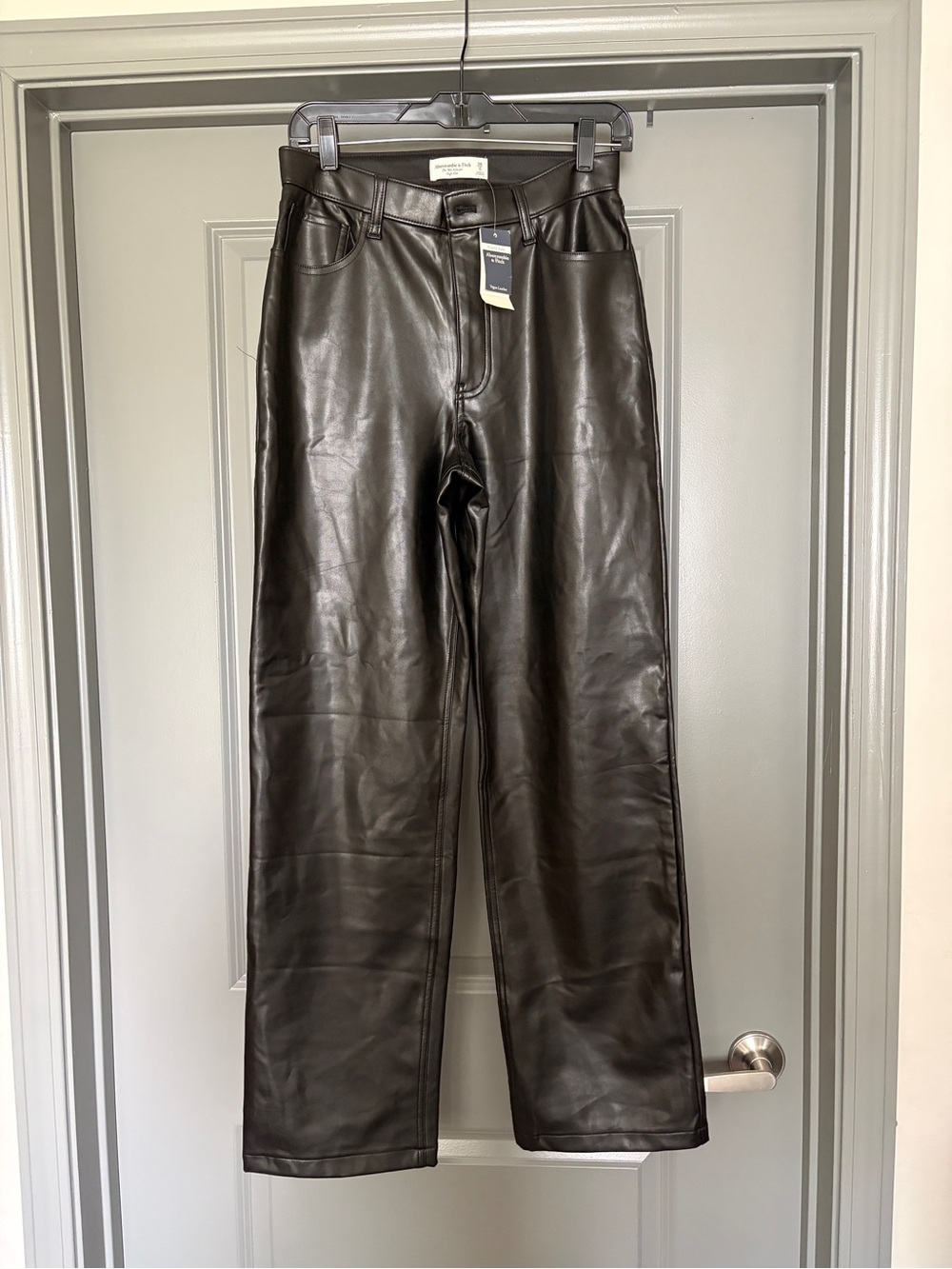NWT Abercrombie Women’s Faux Leather 90s Relaxed High Rise Pants - Black